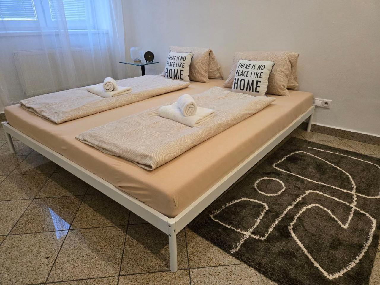 Newly Renovated 2 Rooms Apartment Downtown Neutra Exterior foto