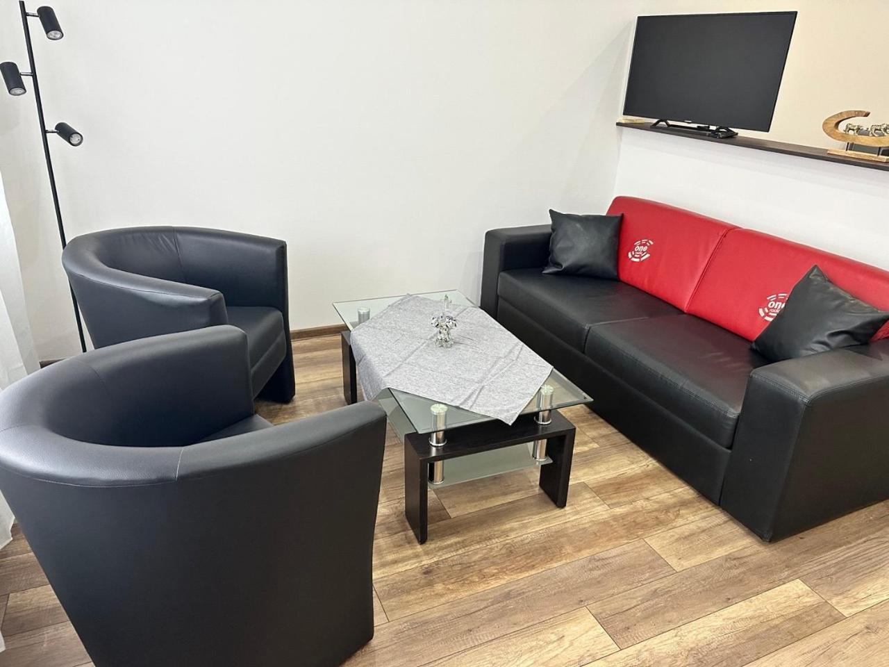 Newly Renovated 2 Rooms Apartment Downtown Neutra Exterior foto