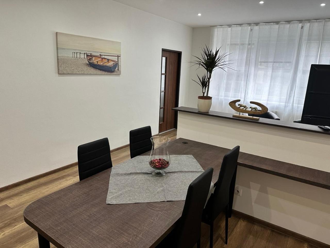 Newly Renovated 2 Rooms Apartment Downtown Neutra Exterior foto