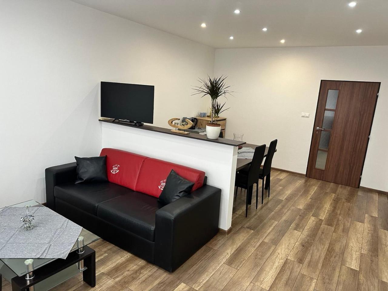 Newly Renovated 2 Rooms Apartment Downtown Neutra Exterior foto