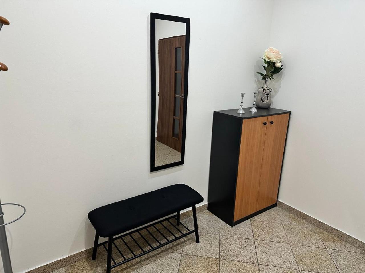 Newly Renovated 2 Rooms Apartment Downtown Neutra Exterior foto