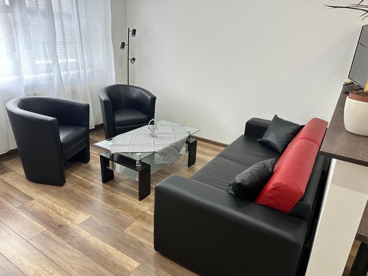 Newly Renovated 2 Rooms Apartment Downtown Neutra Exterior foto
